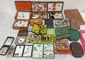 SELECTION OF FLY BOXES / TINS WITH CONTENTS OF VARIOUS FLIES