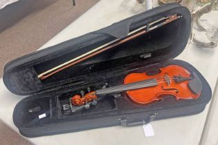 GEAR 4 MUSIC 14V-100 1/4 VIOLIN WITH 2 PIECE BACK IN CASE WITH BOW