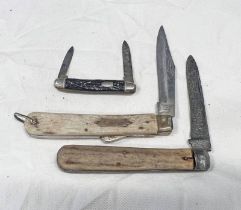 3 VINTAGE POCKET KNIVES WITH HORN AND ANTLER SCALES