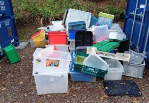 GOOD SELECTION OF PLASTIC BOXES IN VARIOUS SIZES,