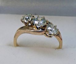 3 STONE BRILLIANT-CUT DIAMOND RING IN CROSSOVER SETTING, APPROX 1.