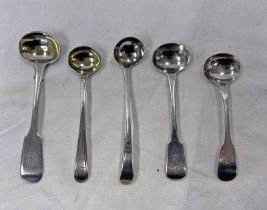 5 VARIOUS GEORGIAN SILVER SALT SPOONS INCLUDING WILLIAM ELEY & WILLIAM FERN, LONDON 1802,