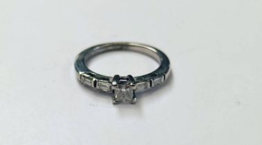 DIAMOND SINGLE STONE RING, THE PRINCESS - CUT DIAMOND APPROX 0.