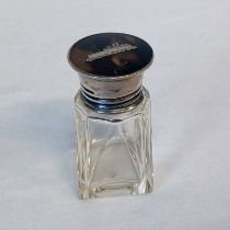 SILVER & TORTOISESHELL MOUNTED SCENT BOTTLE WITH INSET TO LID DEPICTING S.