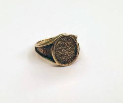 9CT GOLD GENTS SIGNET RING WITH TEXTURED DECORATION - RING SIZE O, 7.