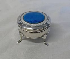 GEORGE V SILVER & ENAMEL CIRCULAR RING BOX ON 3 SPLAYED SUPPORTS,