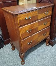 20TH CENTURY SMALL 3 DRAWER CHEST WITH LIFT UP TOP ON DECORATIVE QUEEN ANNE SUPPORTS 74CM TALL X
