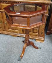 MAHOGANY FRAMED OCTAGONAL BIJOUTERIE TABLE WITH LIFT UP TOP ON CENTRE PEDESTAL WITH 3 SPREADING