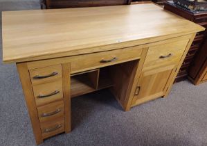 OAK KNEE-HOLE WITH PULL-OUT SLIDE, 5 DRAWERS & PANEL DOOR.