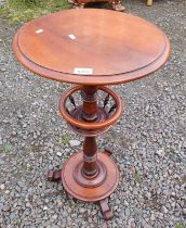 MAHOGANY CIRCULAR PEDESTAL OCCASIONAL TABLE ON CIRCULAR BASE WITH 3 SPREADING SUPPORTS.
