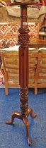 MAHOGANY TORCHERE WITH DECORATIVE REEDED COLUMN OF 3 SPREADING SUPPORTS.