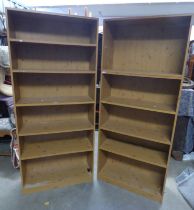 PAIR OF OPEN BOOKCASES WITH ADJUSTABLE SHELVES.