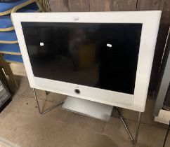 LOEWE CONNECT 32 TELEVISION ON STAND