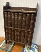 EARLY 20TH CENTURY OAK TABLE TOP BOOKCASE WITH THE WORKS OF CHARLES DICKENS IN 16 VOLUMES - 56CM