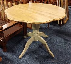 OAK KITCHEN TABLE WITH SHAPED TOP ON PAINTED CENTRE PEDESTAL WITH 4 SPREADING SUPPORTS,