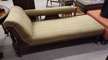EARLY 20TH CENTURY CARVED OAK CHAISE LONGUE ON TURNED SUPPORTS WITH HARRIS TWEED UPHOLSTERY - 171CM