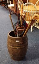 OAK BARREL STICK STAND WITH BRASS BANDING & CONTENTS OF VARIOUS WALKING STICKS