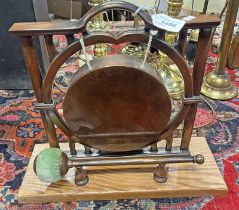 EARLY 20TH CENTURY COPPER DINNER GONG ON STAND WITH BEATER