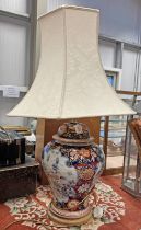 LARGE ORIENTAL IMARI STYLE PORCELAIN BODIED TABLE LAMP,