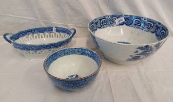 3 LATE 18TH OR EARLY 19TH CENTURY BLUE & WHITE BOWLS