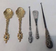 2 SILVER HANDLED BUTTON HOOKS & SILVER HANDLED SHOE HORN & PAIR OF GILT SERVING SPOONS