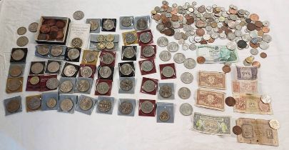 SELECTION OF VARIOUS WORLD COINS AND BANKNOTES TO INCLUDE KOREA YANG, NUMEROUS COMMEMORATIVE CROWNS,