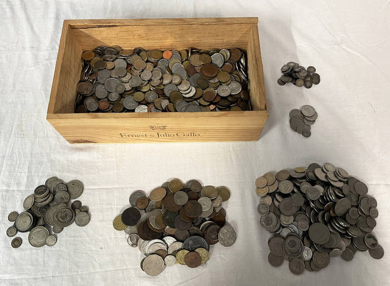 GOOD SELECTION OF VARIOUS WORLD COINAGE TO INCLUDE BOX WITH VARIOUS SILVER ISSUES INCLUDING