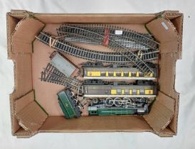 HORNBY OO GAUGE 4-6-2 'BRTIANNIA' 70000 STEAM LOCOMOTIVE TOGETHER WITH PULLMAN CARRIAGES,