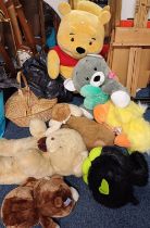 SELECTION OF SOFT TOYS INCLUDING WINNIE THE POOH & OTHERS