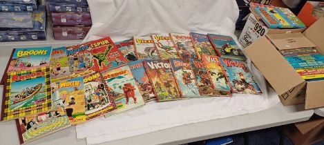 QUANTITY OF CHILDREN'S ANNUALS INCLUDING TITLES SUCH AS OOR WULLIE, THE BROONS,