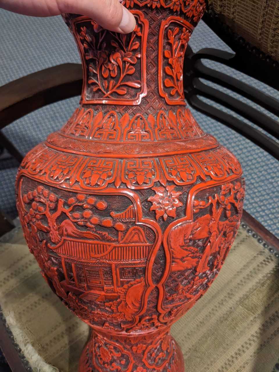 A Chinese Cinnabar Lacquer Vase, of baluster form, decorated with figures in landscape panels within - Bild 4 aus 8