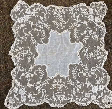 Assorted Late 19th Century Bobbin Lace and Decorative Items comprising a bobbin lace collar and - Image 3 of 9