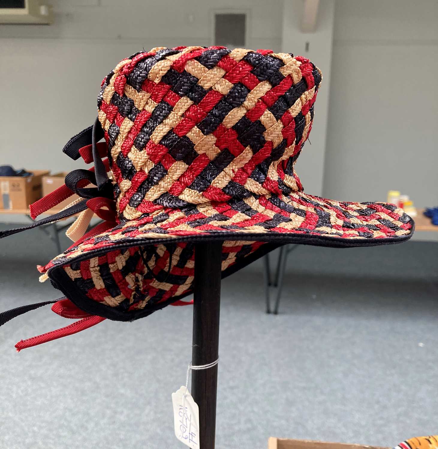 Circa 1940s Amercian Red, White and Blue Woven Raffia Tilt Hat, with alternating coloured - Image 2 of 4