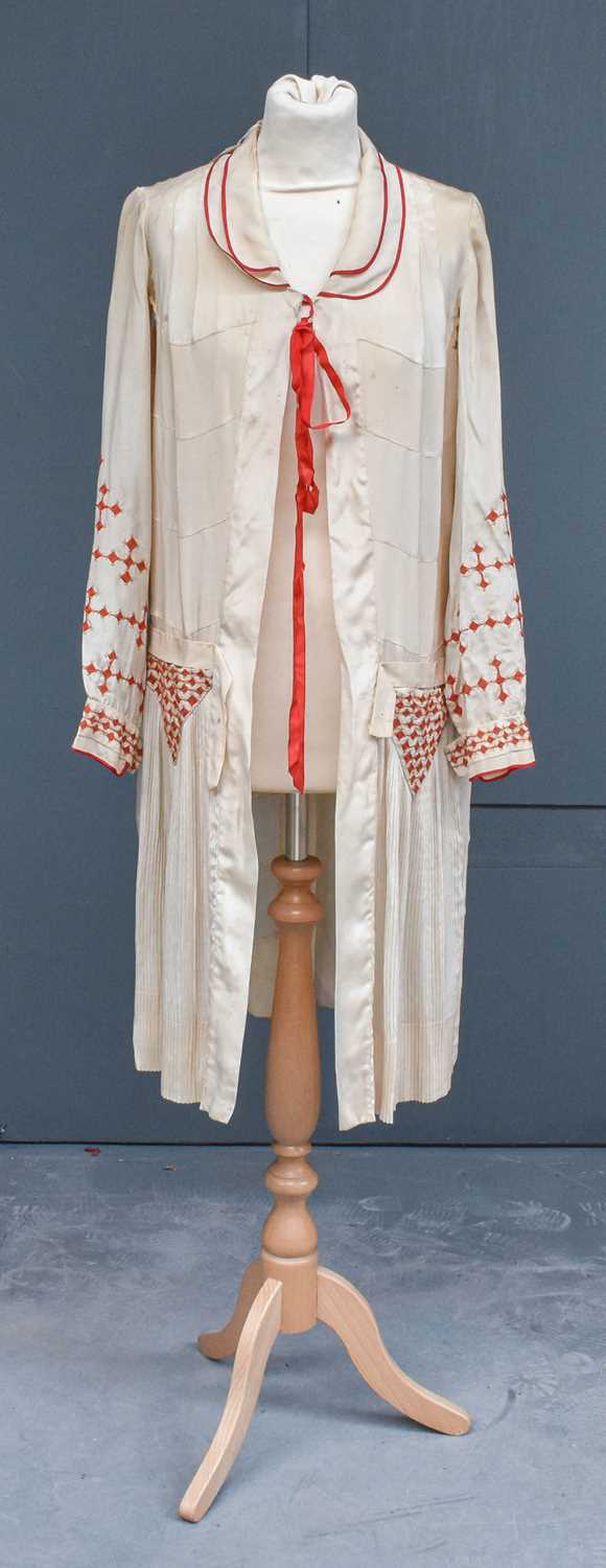 Circa 1920s Cream Silk Day Coat/Dress with double peter pan collar trimmed with red silk, ties to - Image 7 of 18