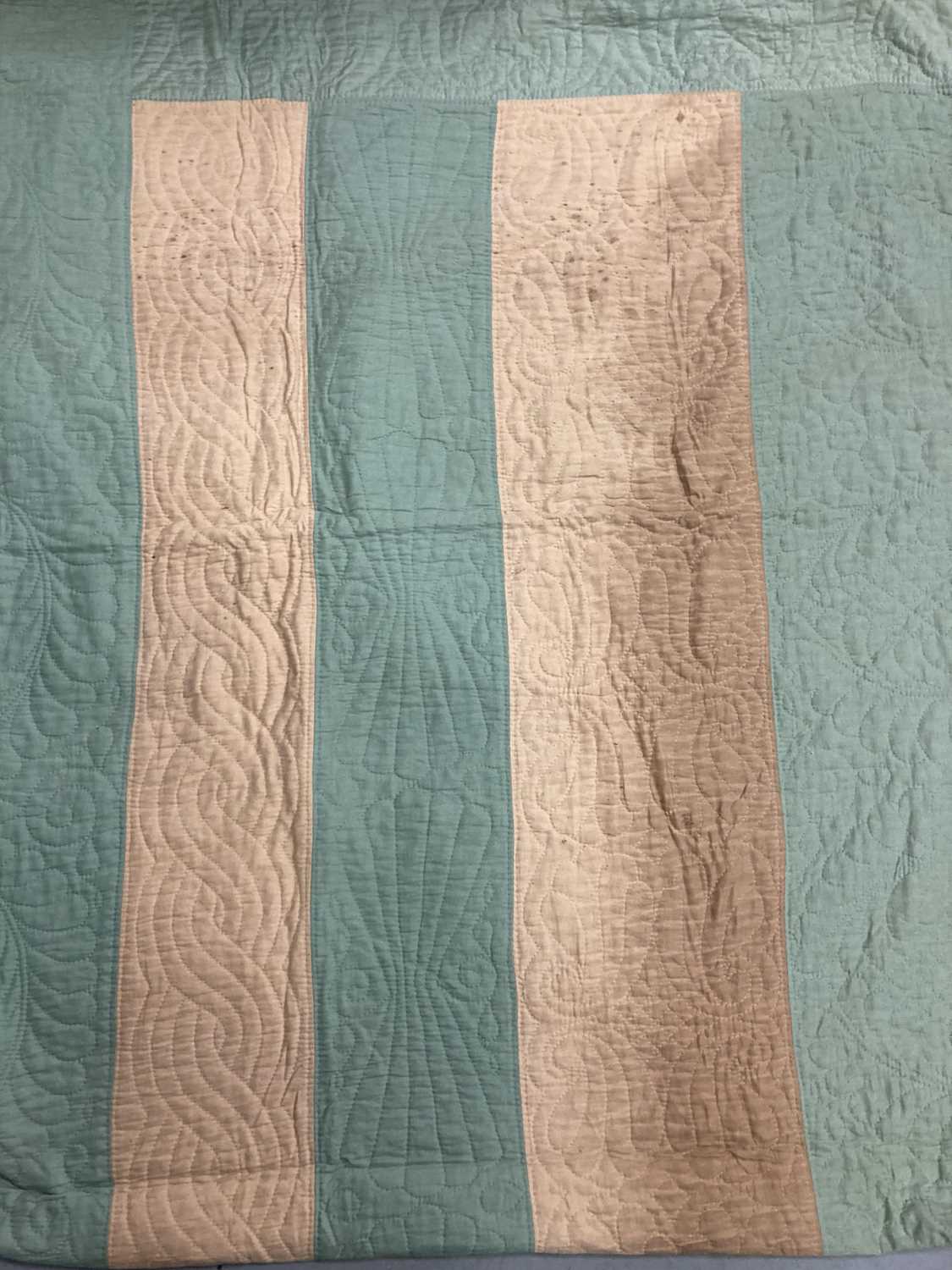 Early 20th Century Green and Cream Cotton Strippy Quilt, with cream cotton to the reverse, hand - Image 5 of 5