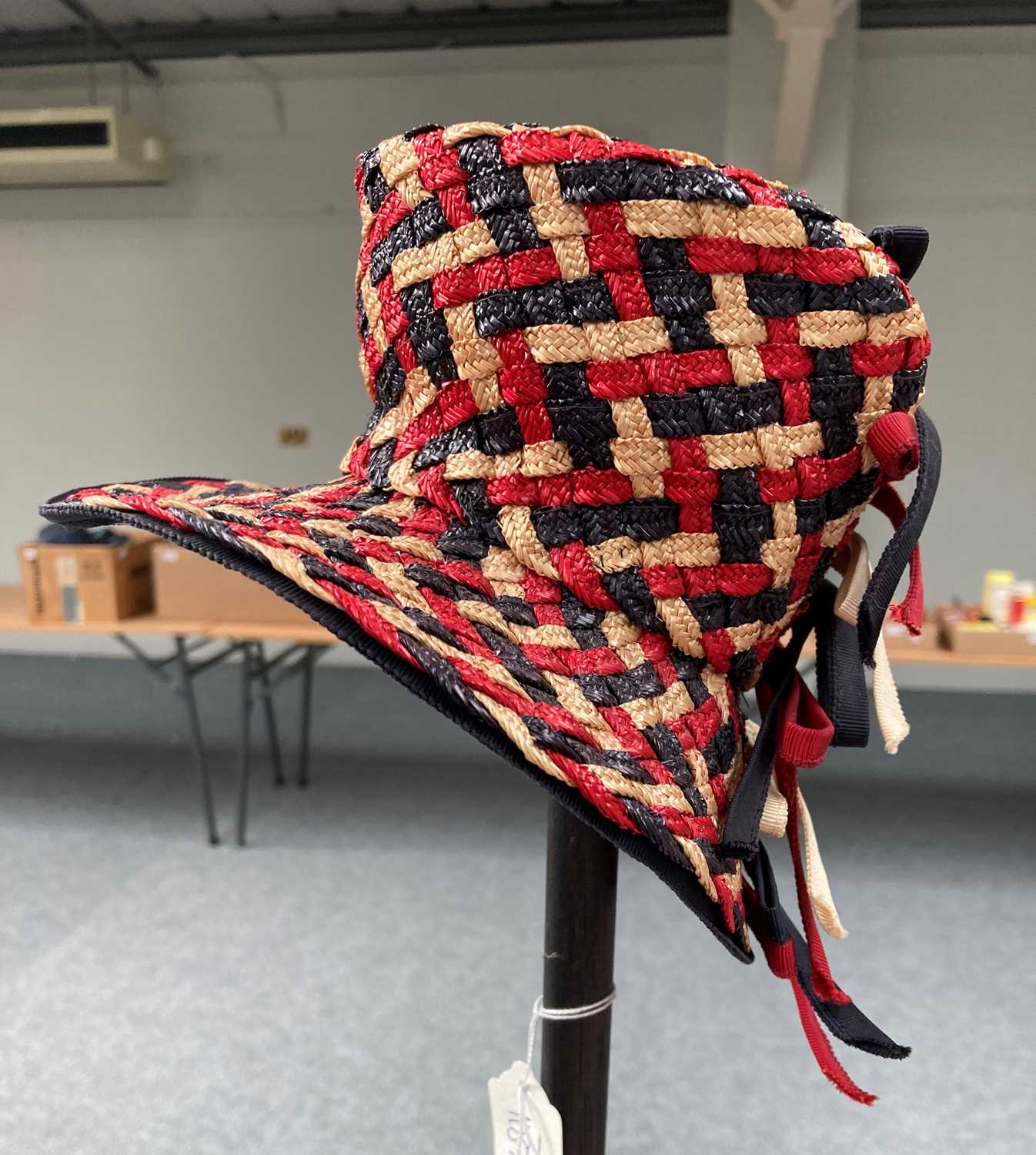 Circa 1940s Amercian Red, White and Blue Woven Raffia Tilt Hat, with alternating coloured - Image 3 of 4