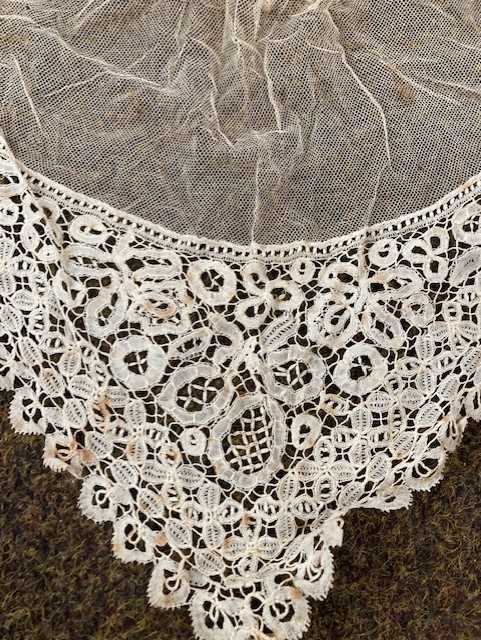 Assorted Late 19th Century Bobbin Lace and Decorative Items comprising a bobbin lace collar and - Image 7 of 9