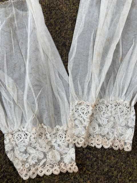 Assorted Late 19th Century Bobbin Lace and Decorative Items comprising a bobbin lace collar and - Image 9 of 9