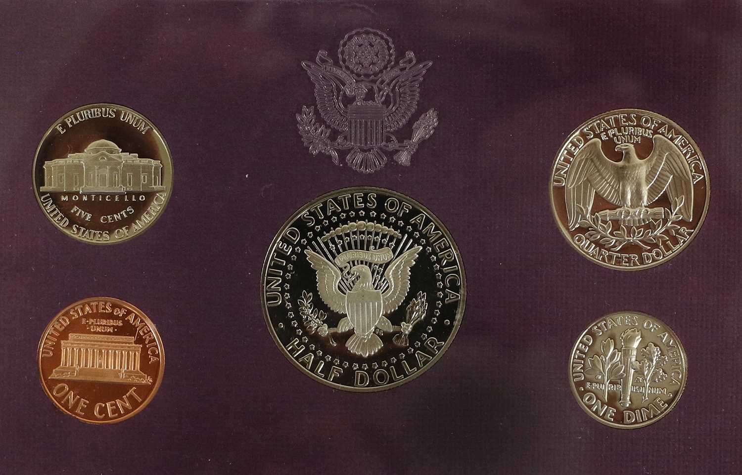 Mixed USA Silver and Commemorative Coinage, to include: 5 x dollars: 'Morgan' 1921, 2 x 'Peace' 1922 - Image 13 of 18