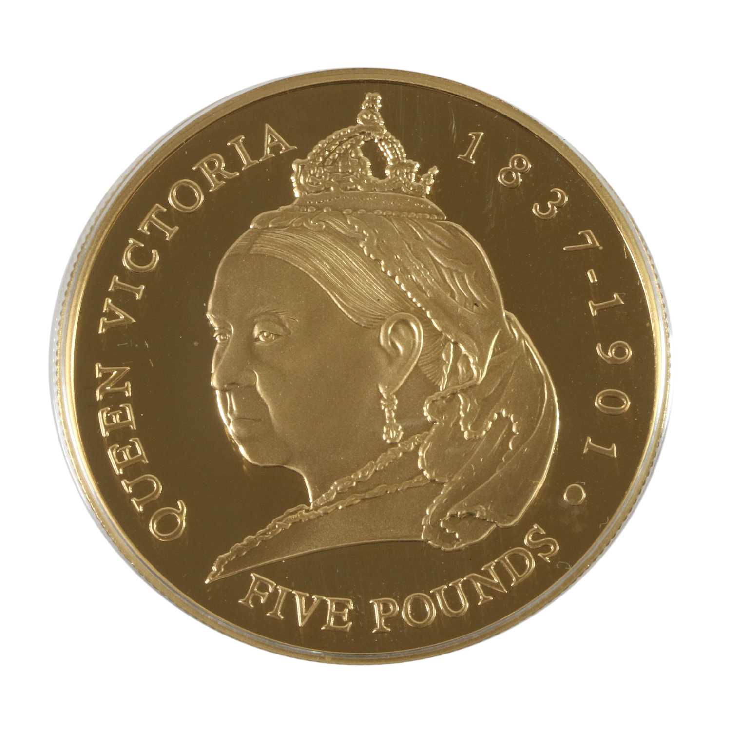 Guernsey, Gold Proof £5 2001 (.916 gold, 38.61mm, 39.94g), 'Queen Victoria Centenary', - Image 2 of 3