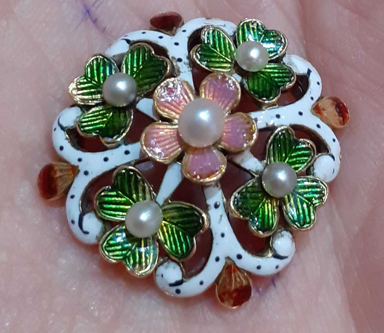 An Edwardian Enamel and Pearl Brooch the central pearl within a floral border enamelled in pink - Image 2 of 4