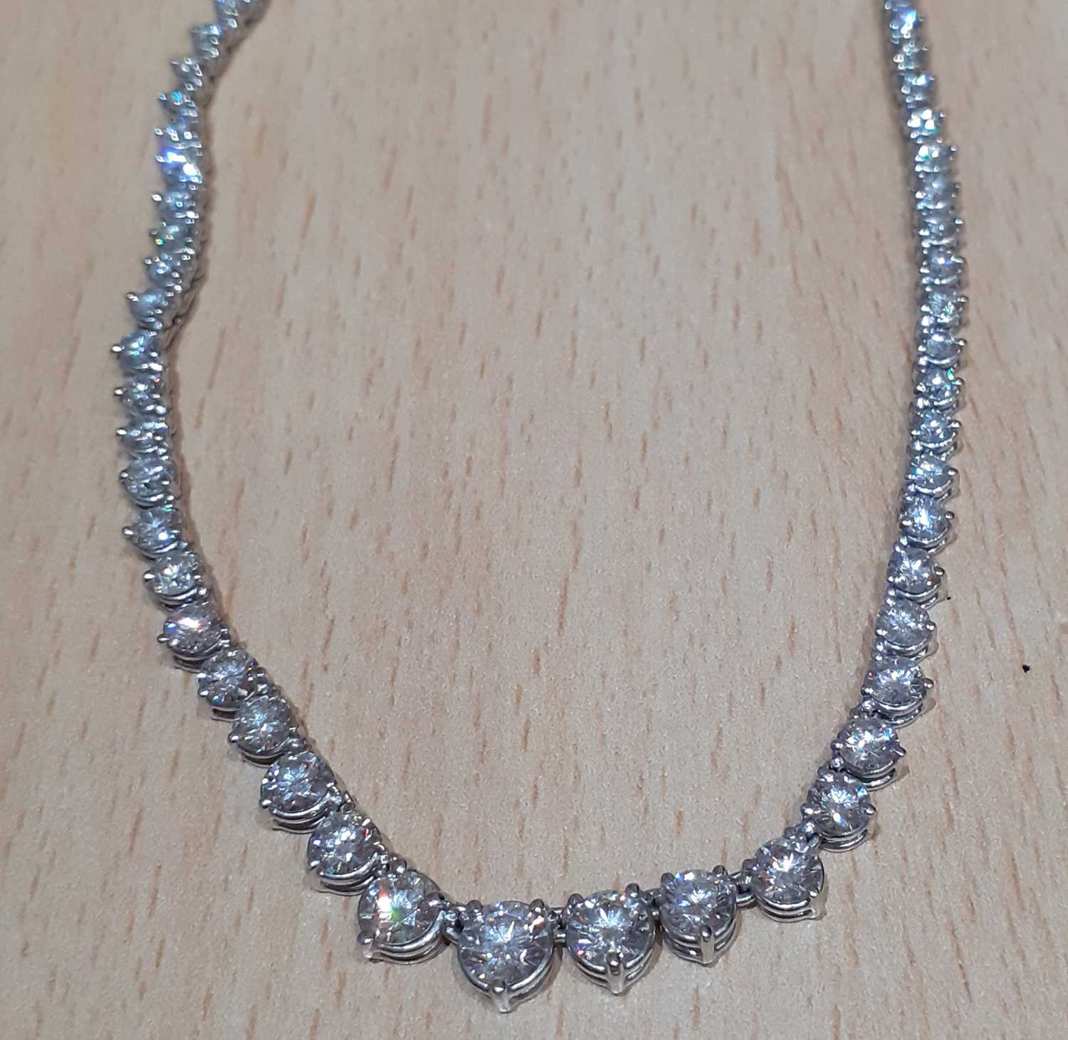 An 18 Carat White Gold Diamond Rivière Necklacethe graduated round brilliant cut diamonds in claw - Image 3 of 3