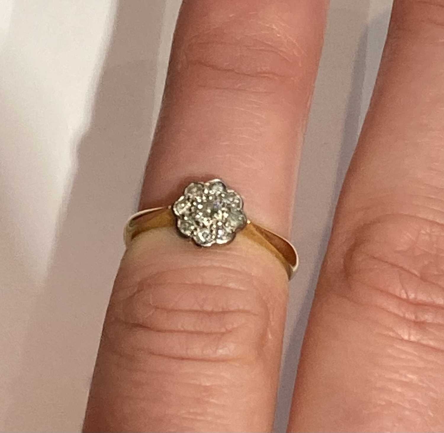 A Diamond Cluster Ring, stamped '18CT', finger size JThe ring is in good condition however one - Bild 4 aus 5