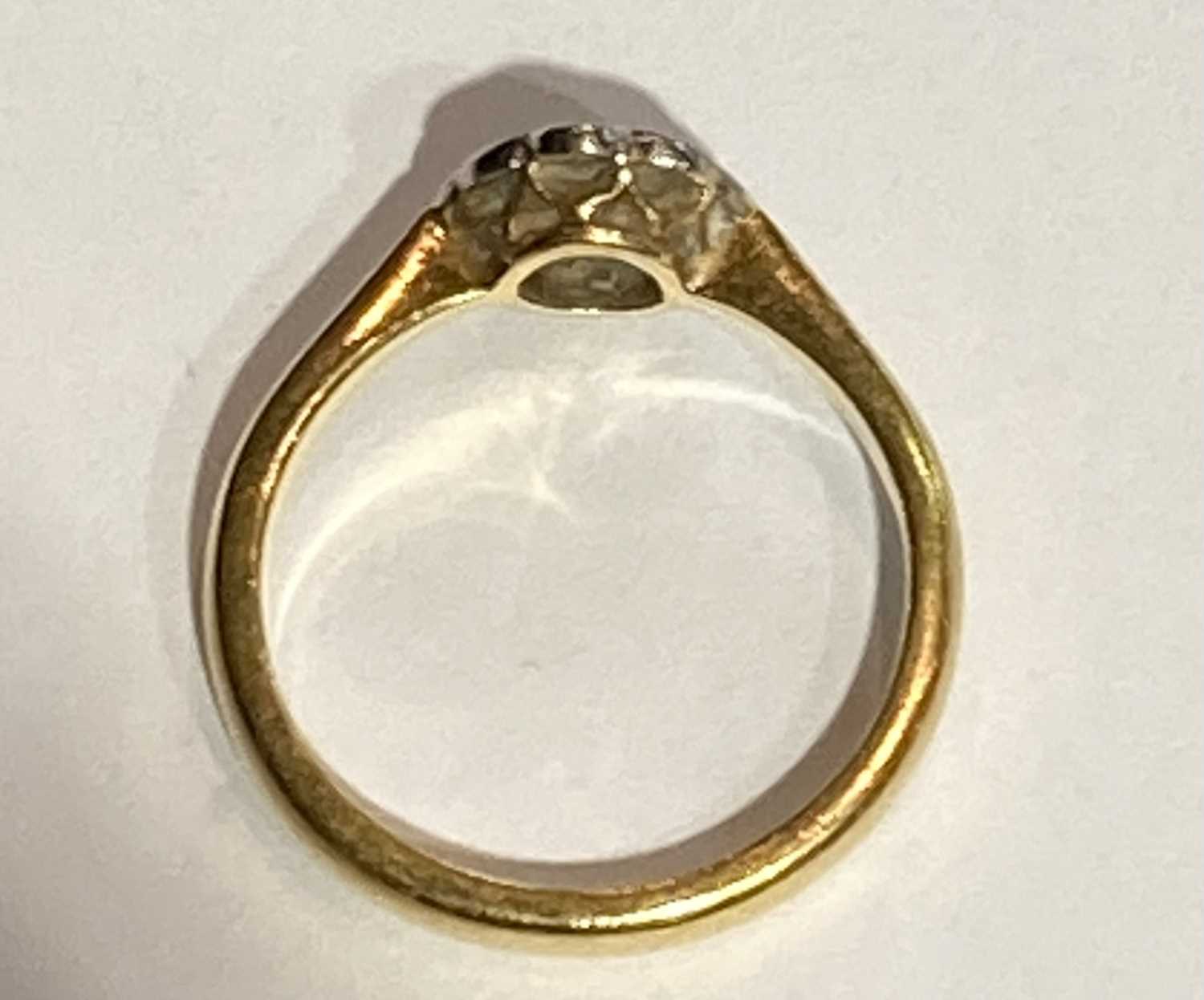 A Diamond Cluster Ring, stamped '18CT', finger size JThe ring is in good condition however one - Bild 5 aus 5