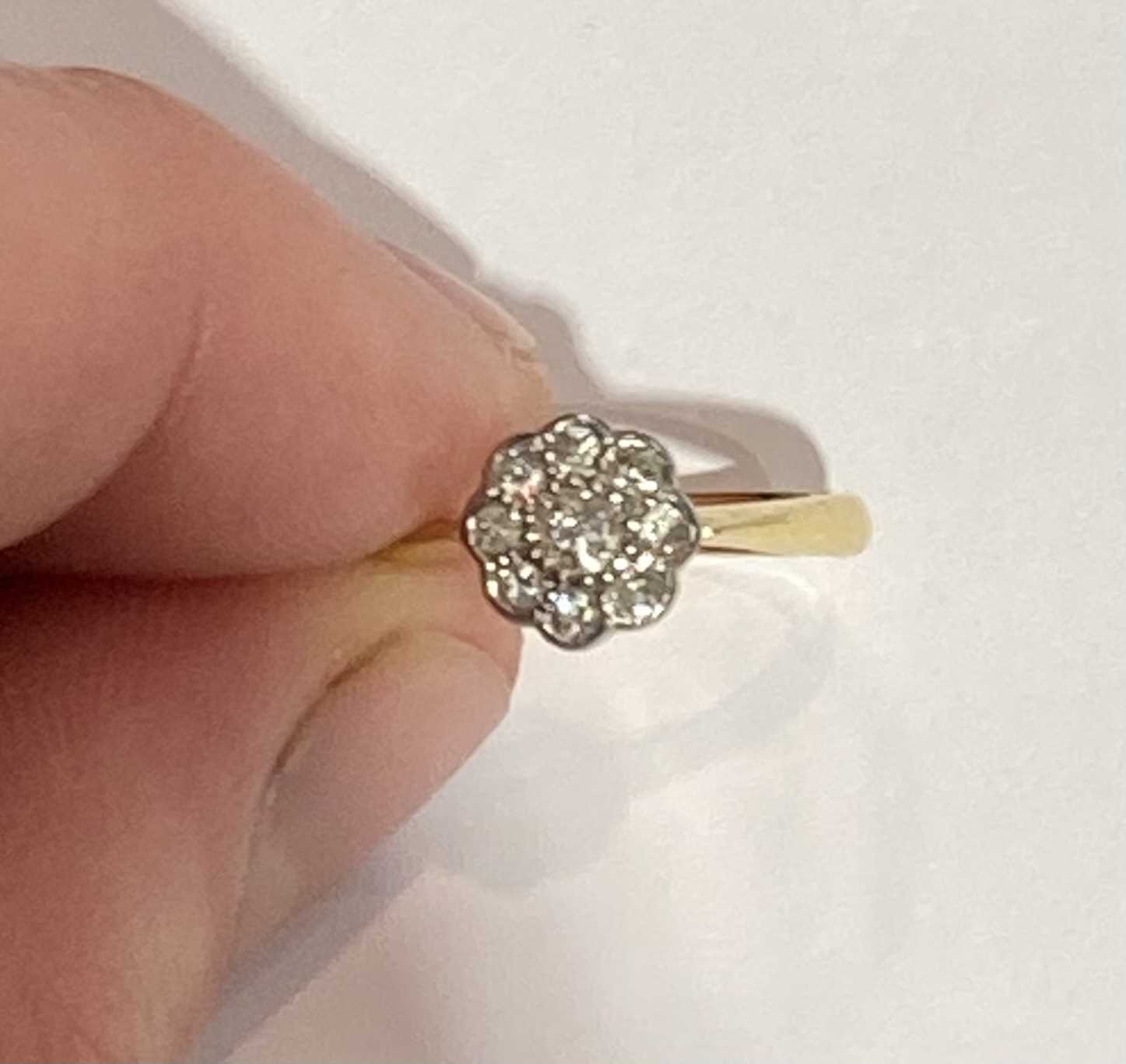 A Diamond Cluster Ring, stamped '18CT', finger size JThe ring is in good condition however one - Bild 2 aus 5