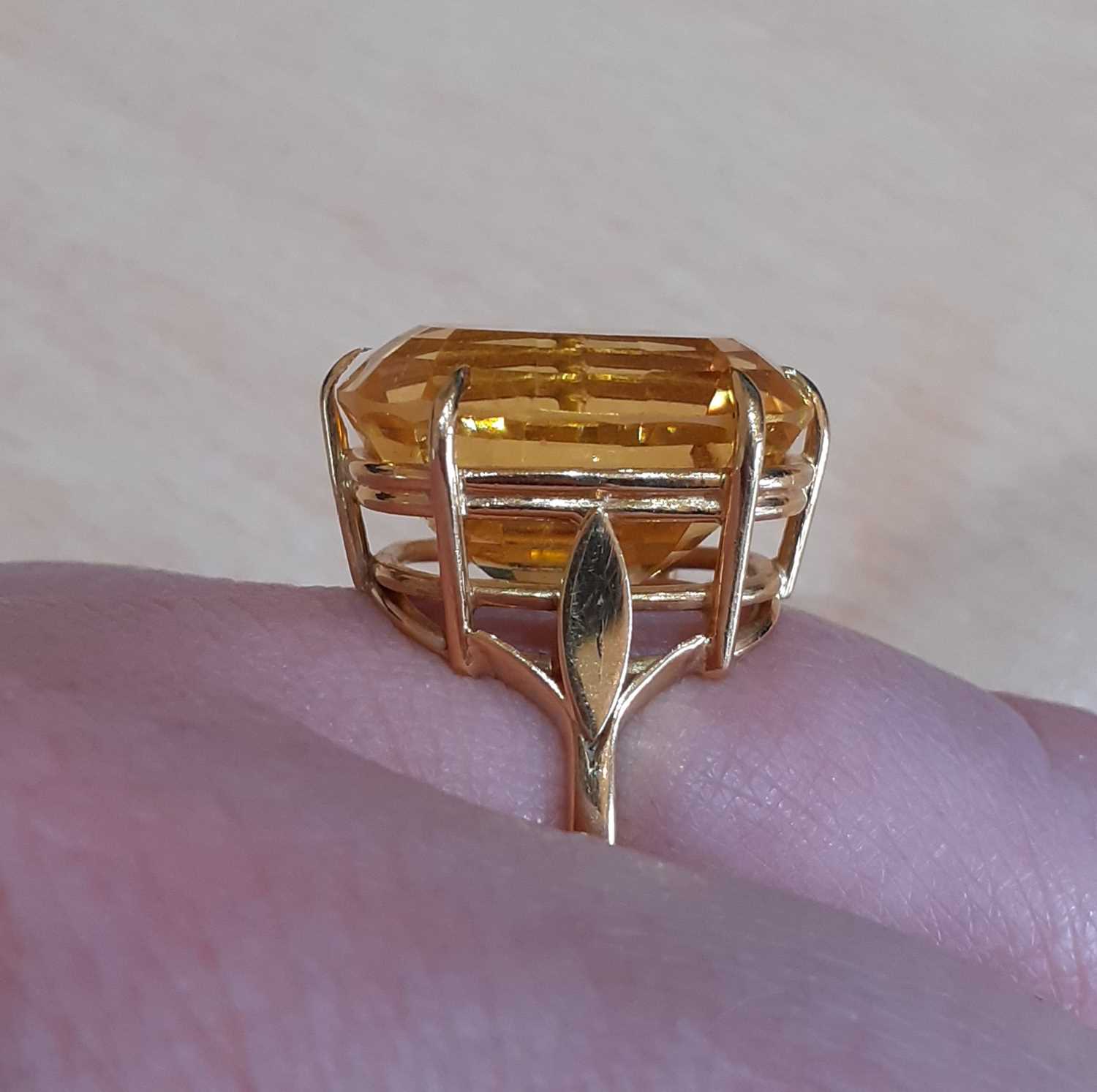 An 18 Carat Gold Citrine Solitaire Ringthe cushion shaped citrine in a yellow claw setting, to a - Image 4 of 5