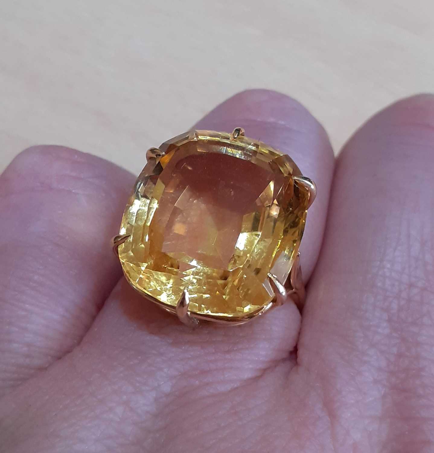 An 18 Carat Gold Citrine Solitaire Ringthe cushion shaped citrine in a yellow claw setting, to a - Image 2 of 5