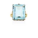 An Aquamarine Ringthe step-cut aquamarine in a yellow claw setting, to a forked shoulder plain