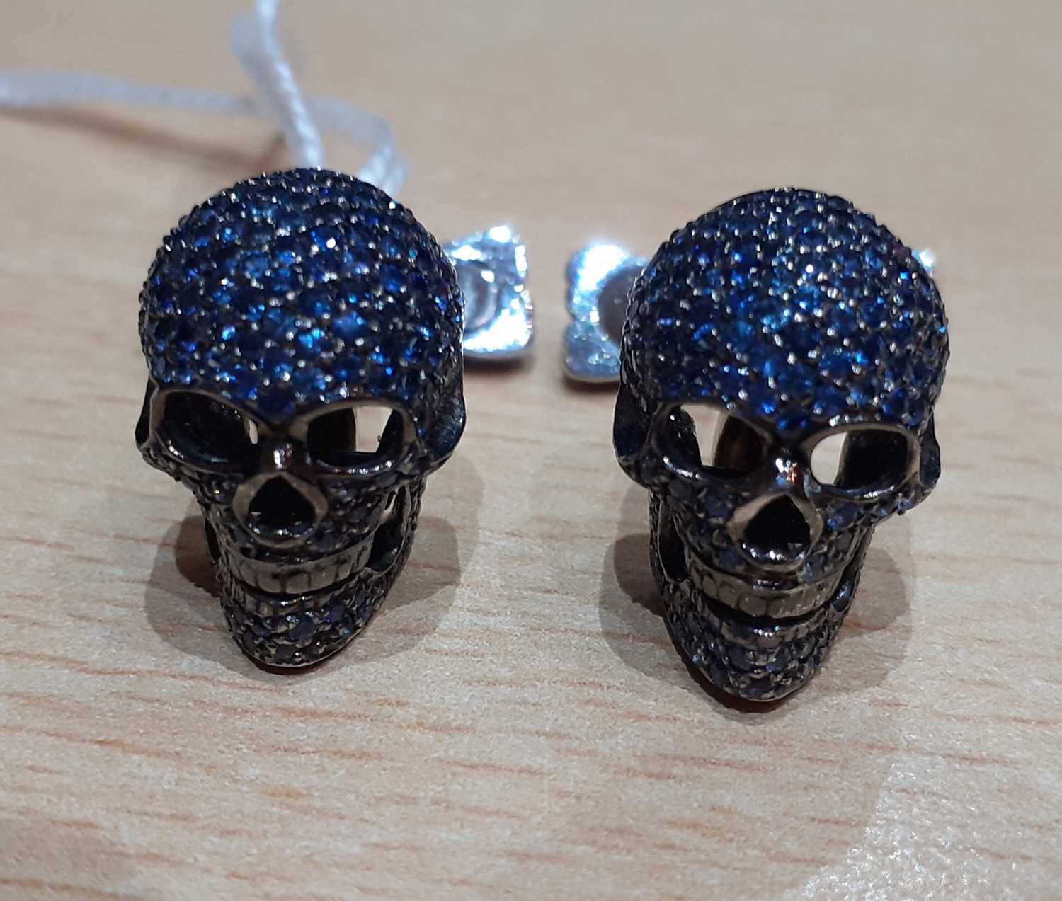 A Pair of 18 Carat Gold Blue Stone and Diamond Skull Cufflinksthe skull motif pavé set throughout - Image 3 of 4