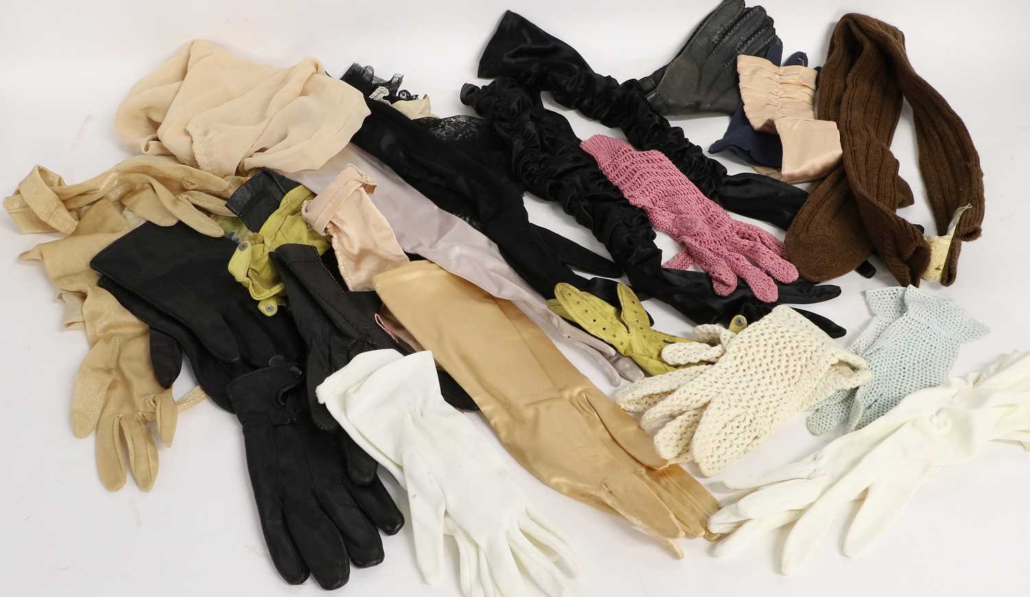 Assorted Early 20th Century Lingerie and Undergarments, comprising silk, cotton and satin - Image 3 of 3